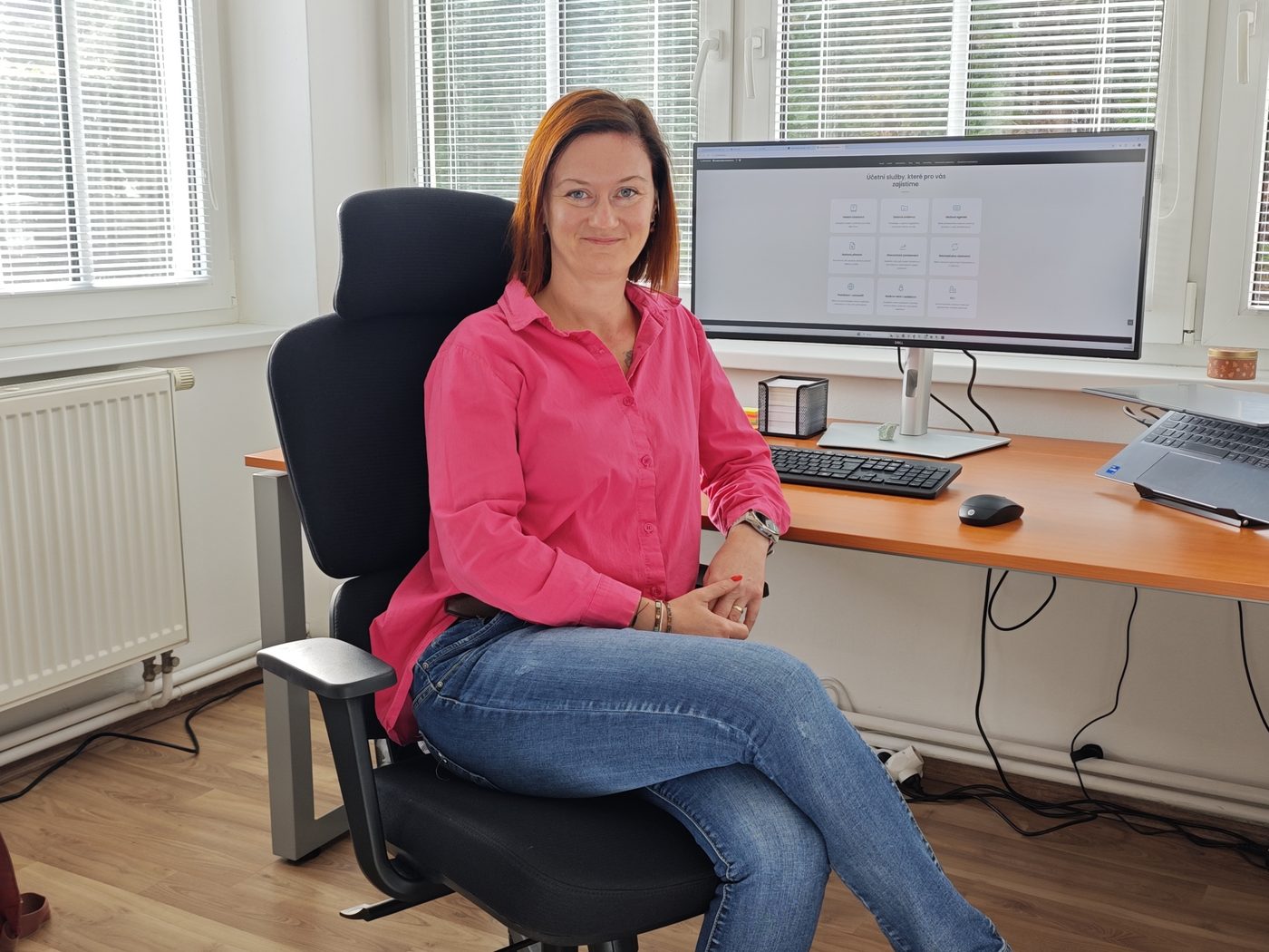 Jitka Růžičková u svého pracovního stolu v kanceláři RJ-účetnictví v Sázavě